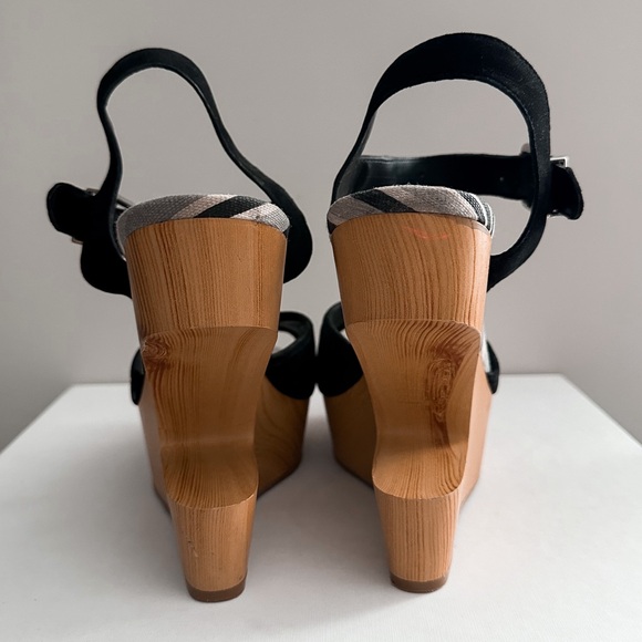 BCBG || Cut Out Wedges || Size 8.5 - Picture 4 of 8